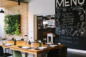 Interieur Restaurant Wannee met duurzame inrichting en binnentuin